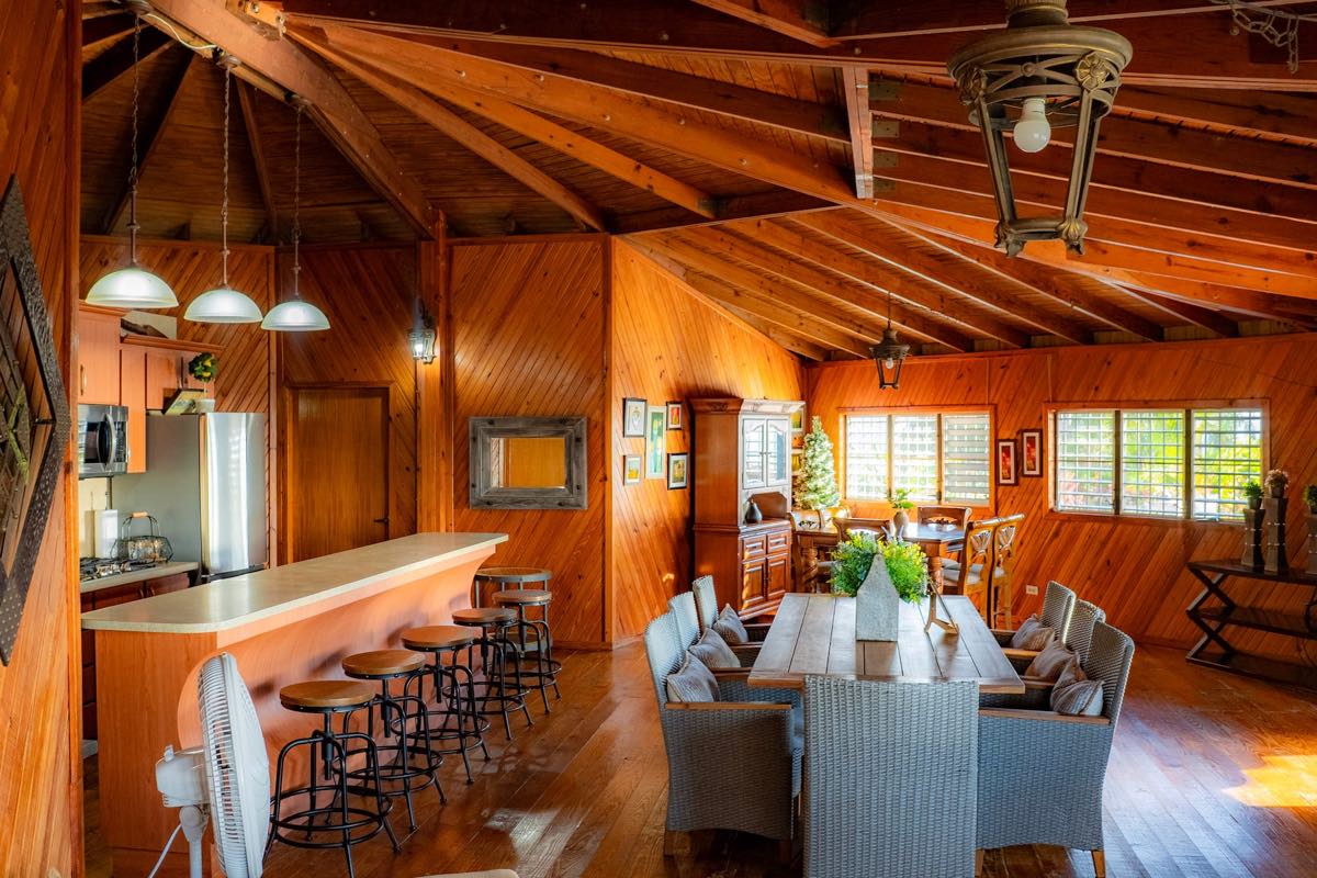 Mesas largas de comedor en el salón revestido de madera