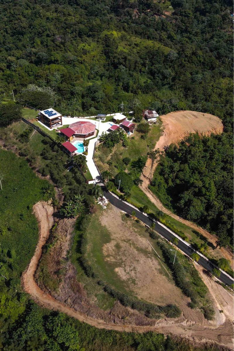 Vista aérea del camino serpenteante y los terrenos de la finca sobre la cordillera
