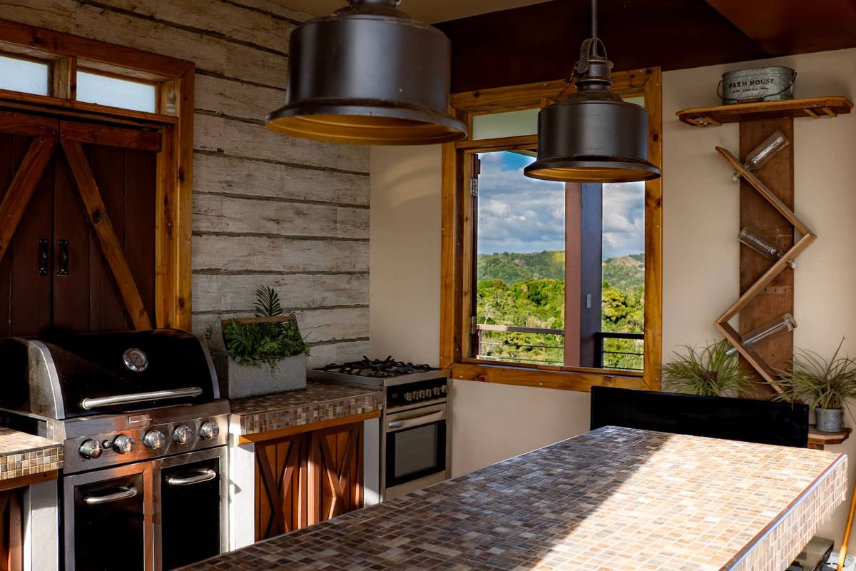 Cocina de grill interior con luz de montaña