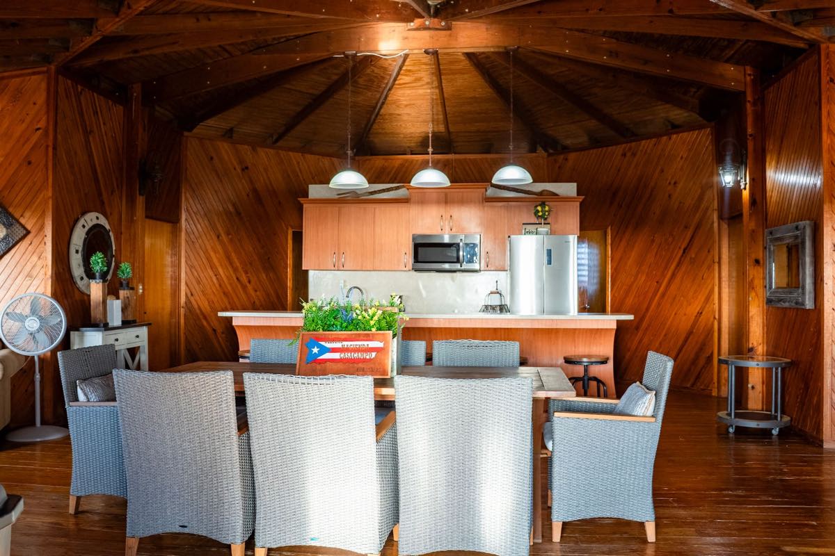 Cocina con barra larga bajo techos cálidos de madera