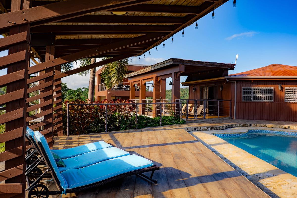 Pérgola con asientos junto a la piscina