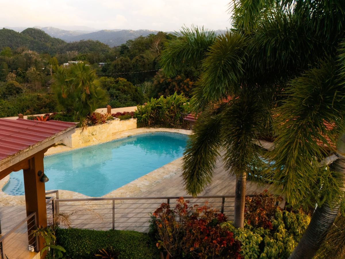 Piscina de agua salada con vista al valle verde abajo