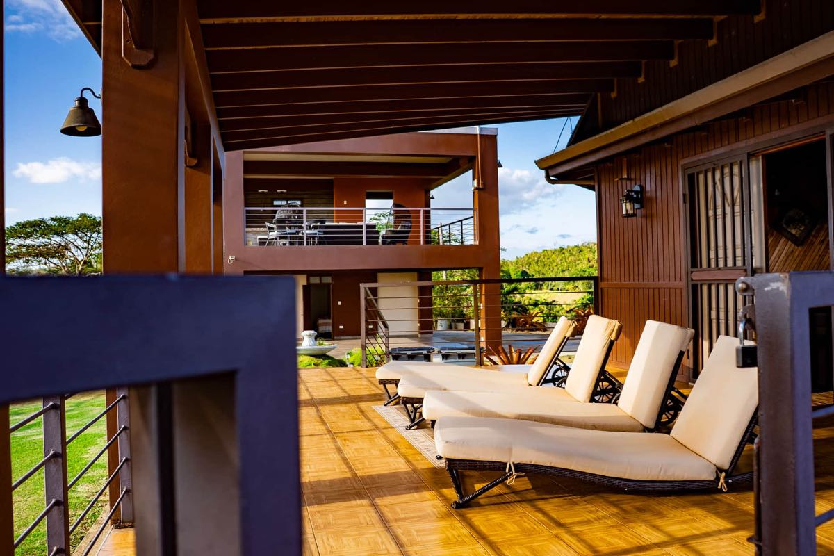 Deck de sol con sillones sobre las colinas